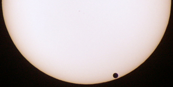 06:42:18 Uhr MEZ: Venus hat sich vom Sonnenrand gelöst