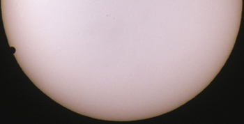 12:12:57 Uhr MEZ: Venus ist zur Hälfte über den Sonnenrand